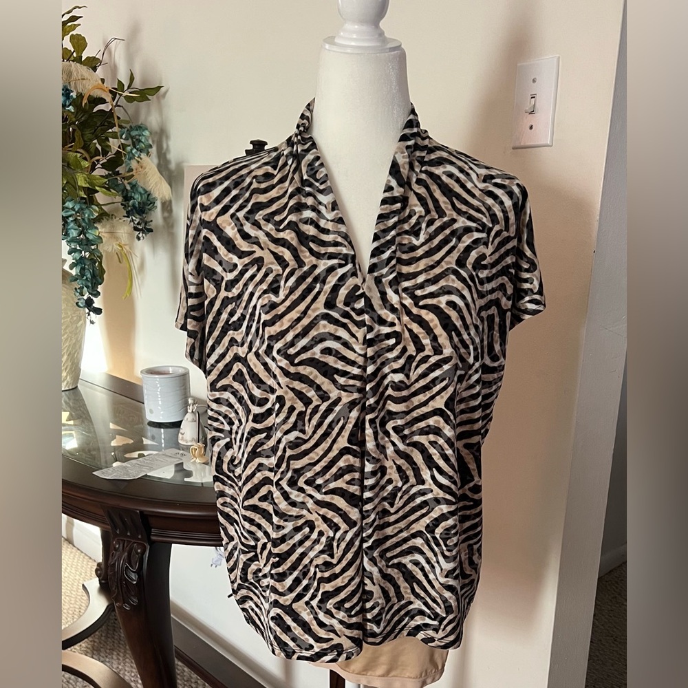 Cato Large Zebra Print Pullover Short Sleeve V-Neck Elegant Top Pre-Owned